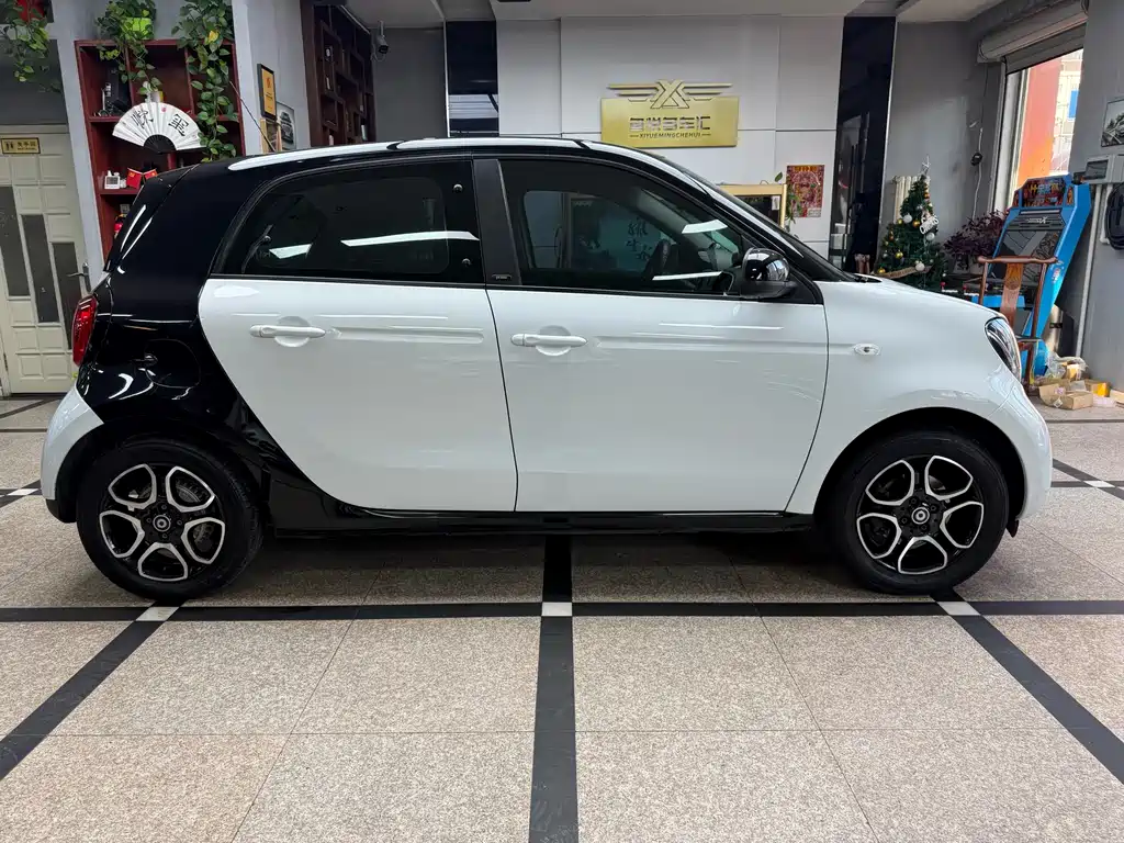 smart forfour 0.9 T 66 kW Pioneer