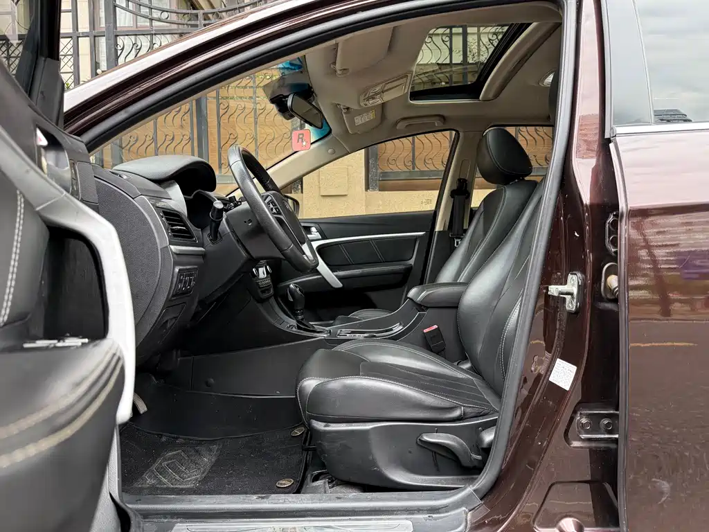 Emgrand Sedan Million 1.5 L CVT Upward