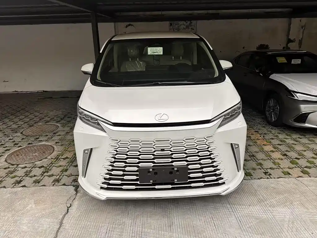 Lexus LM 500 h 4-seat Royal World