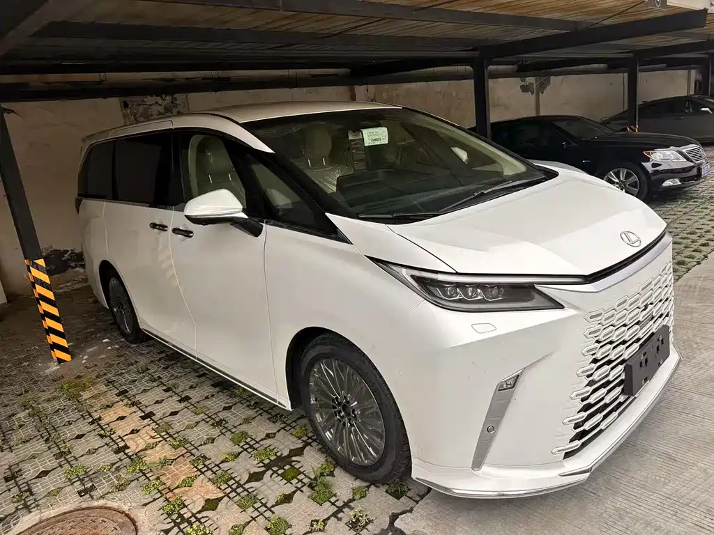 Lexus LM 500 h 4-seat Royal World
