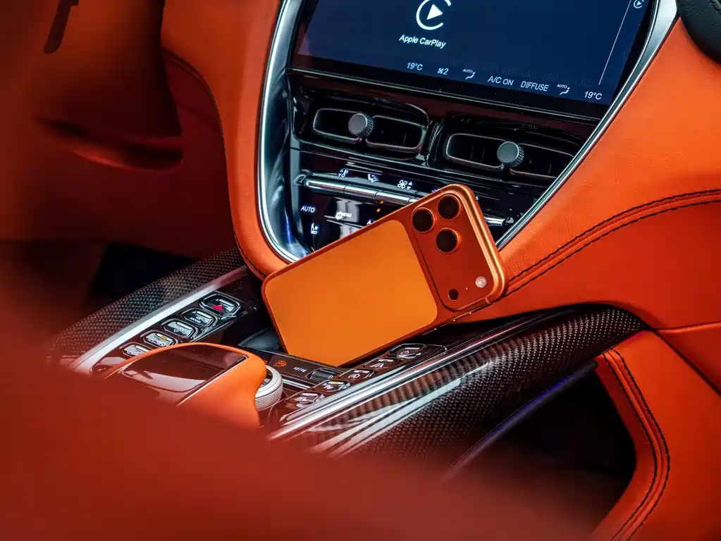 Aston Martin DBX 4.0 T V8 Silk Road Swan