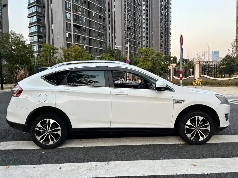 Luxgen URX 6 SUV 1.8 T Fashion