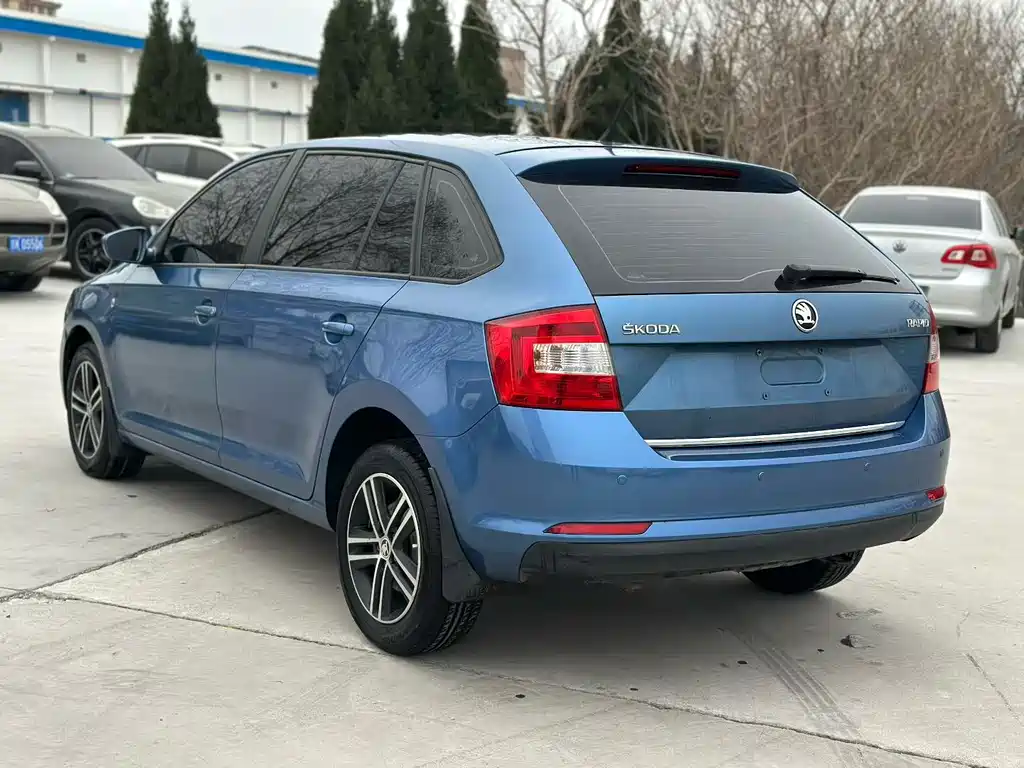 Rapid Spaceback Facelift 1.6 L Auto Forward