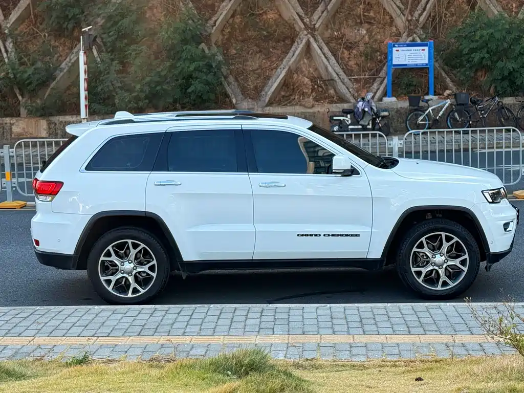 Grand Cherokee (Import) 3.0 L 80 Anniversary
