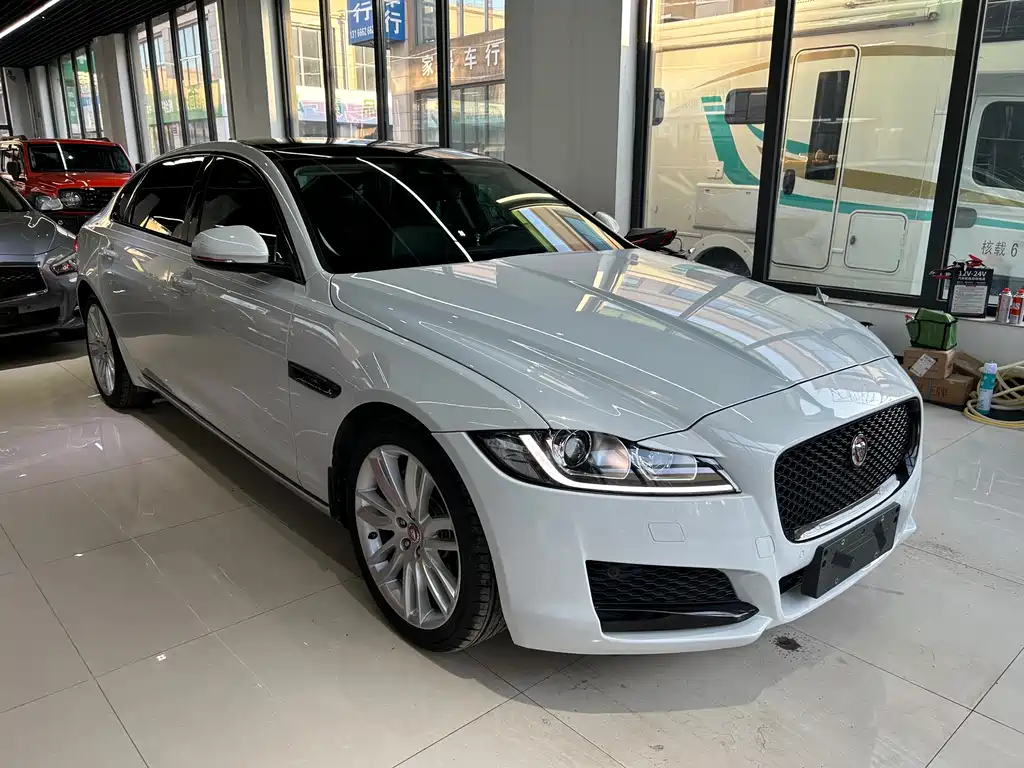 Jaguar XFL XFL 2.0 T P200 2 WD Racing Flag