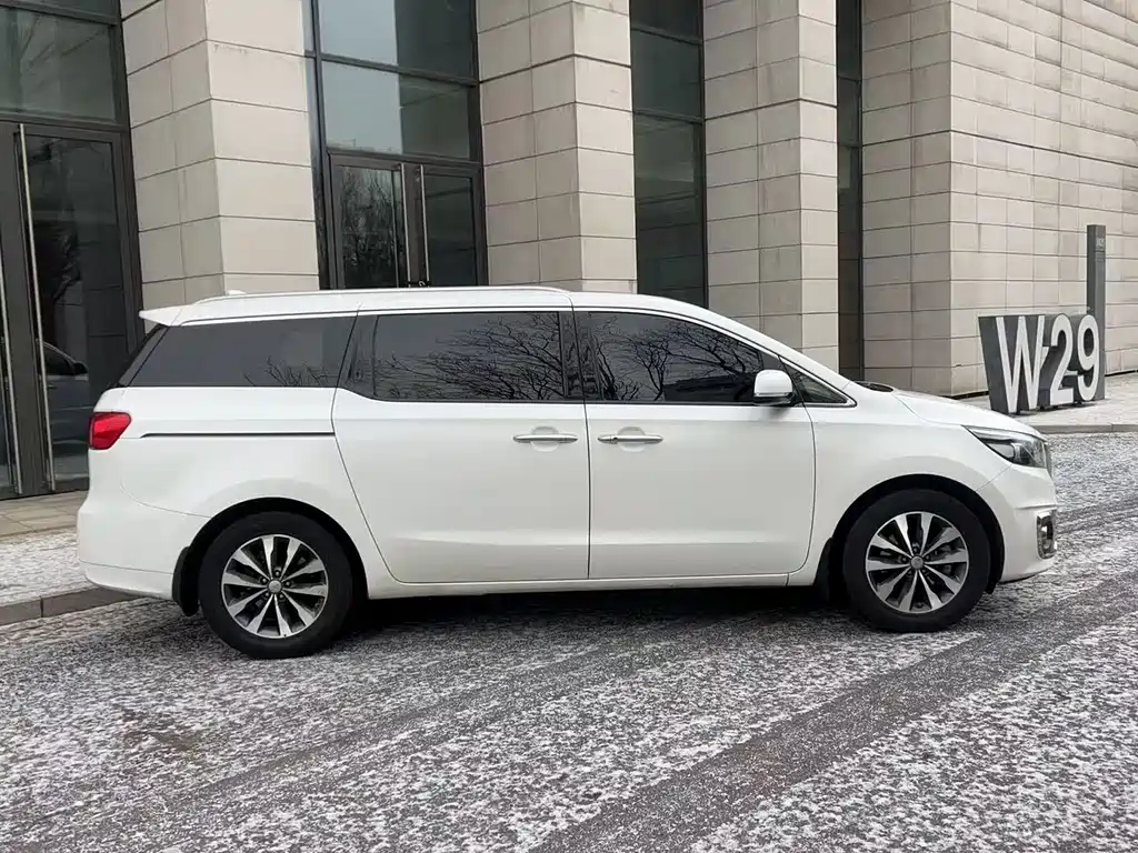 Carnival (Import) 3.3 GDI Luxury CN-IV