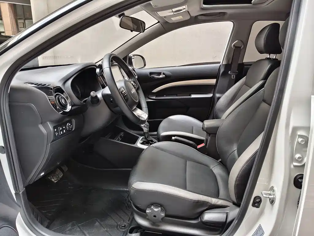 Stonic 1.4 L CVT Sunroof