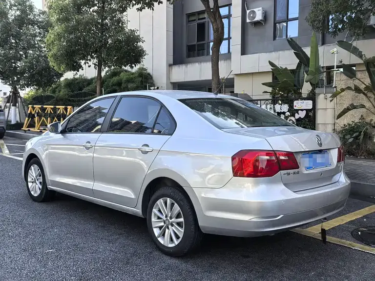 Volkswagen Jetta 1.6 L Auto Luxury