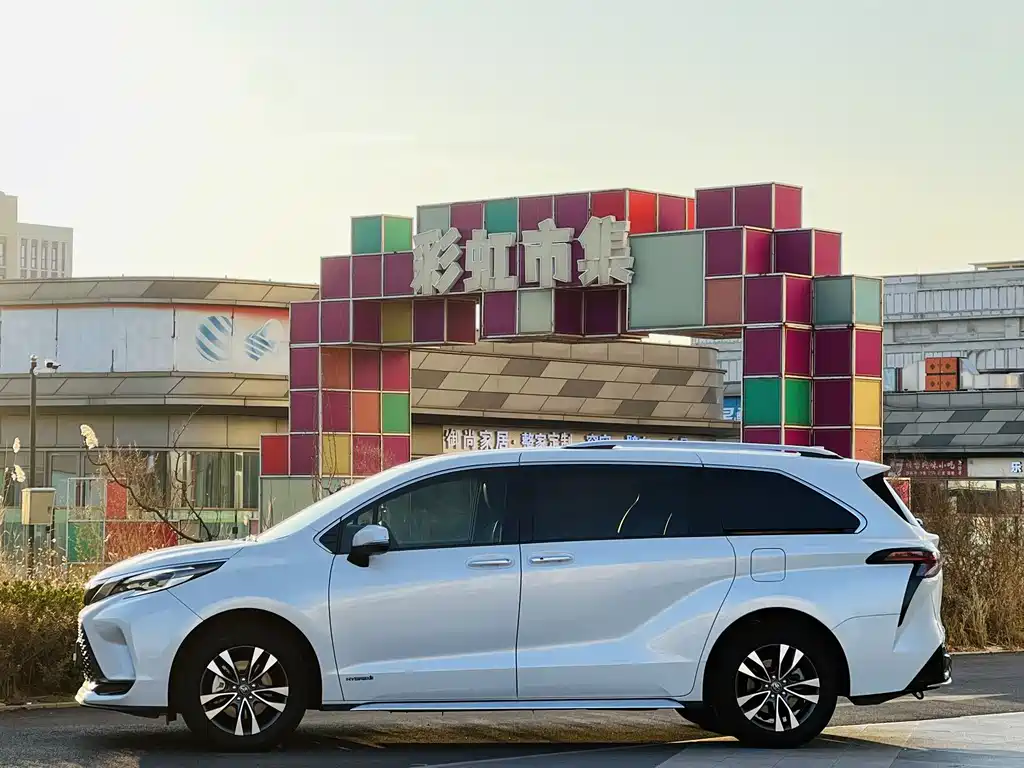 Granvia 2.5 L Hybrid Luxury
