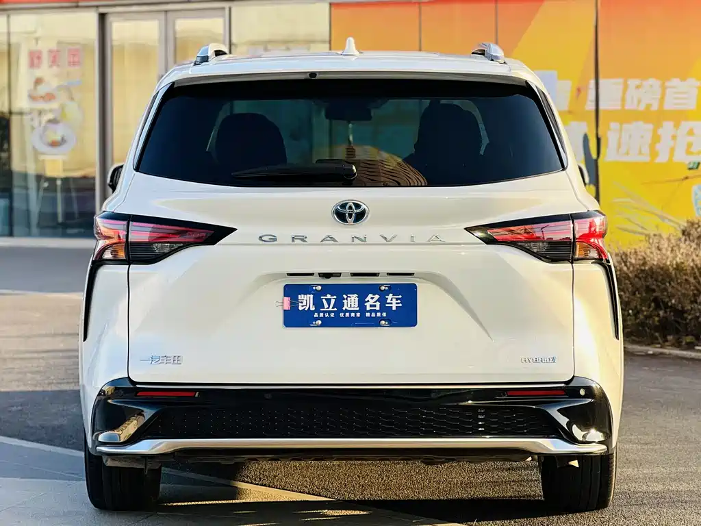 Granvia 2.5 L Hybrid Luxury