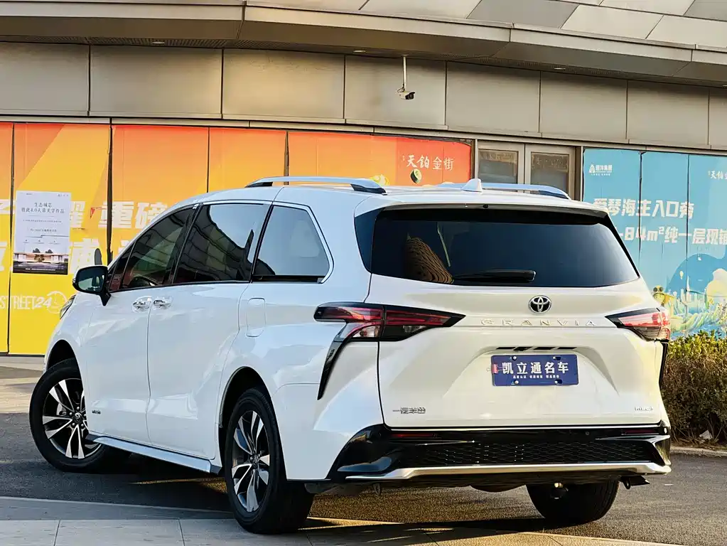 Granvia 2.5 L Hybrid Luxury