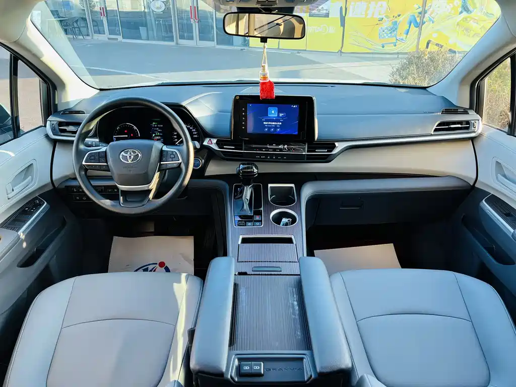 Granvia 2.5 L Hybrid Luxury