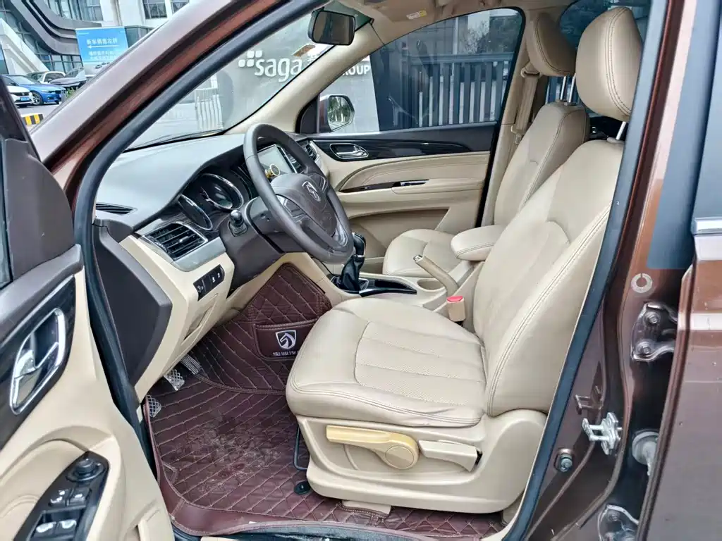 Baojun 730 1.5 L Manual Comfort 7-seat CN-V