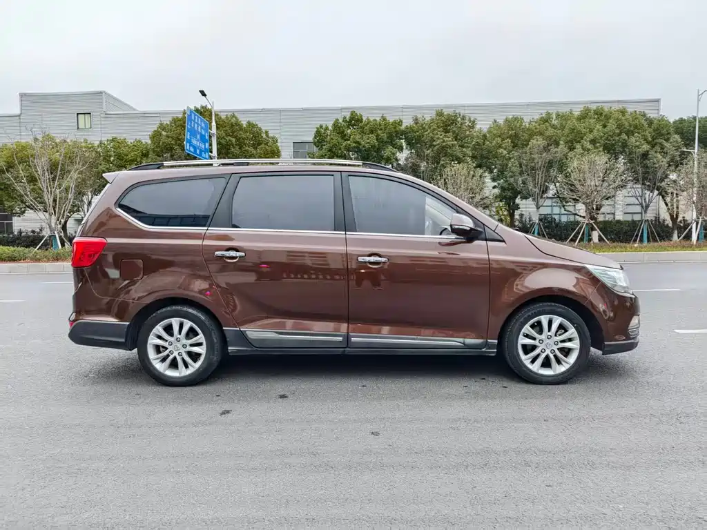 Baojun 730 1.5 L Manual Comfort 7-seat CN-V