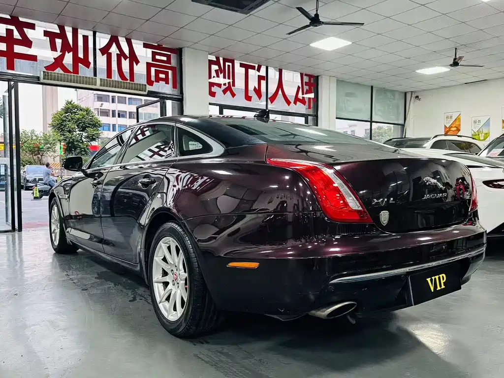 Jaguar XJ XJL 2.0 T 2 WD Graceful Business