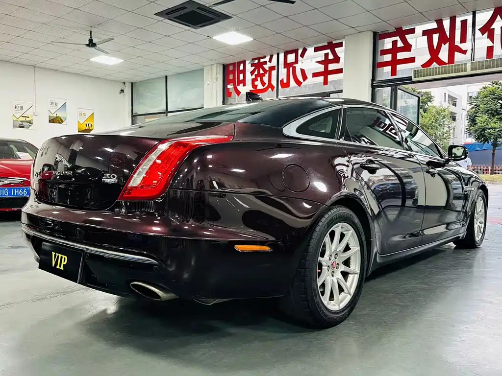 Jaguar XJ XJL 2.0 T 2 WD Graceful Business