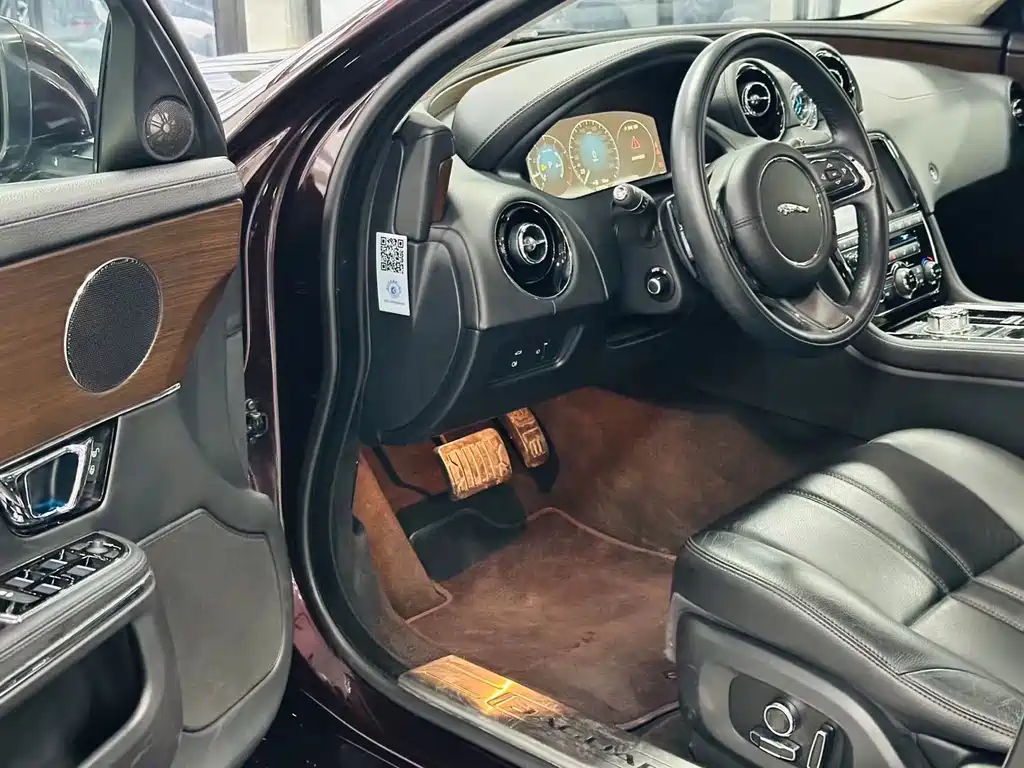 Jaguar XJ XJL 2.0 T 2 WD Graceful Business