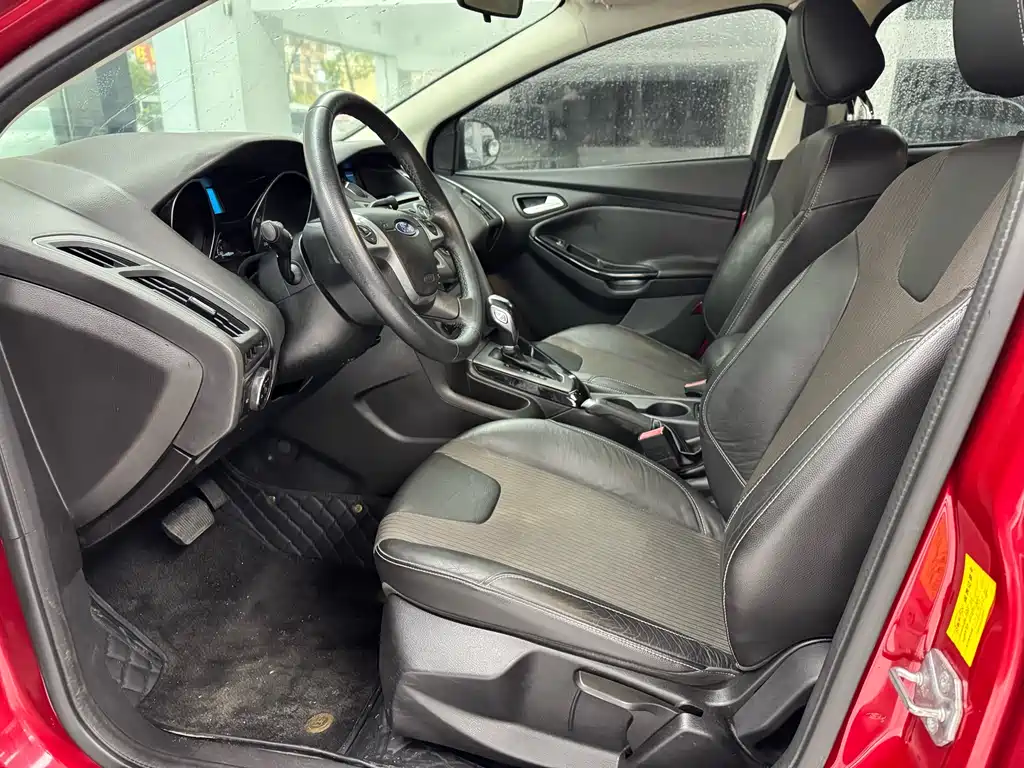 Focus Sedan 1.6 L Auto Distinguished