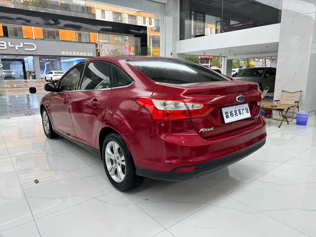Focus Sedan 1.6 L Auto Distinguished