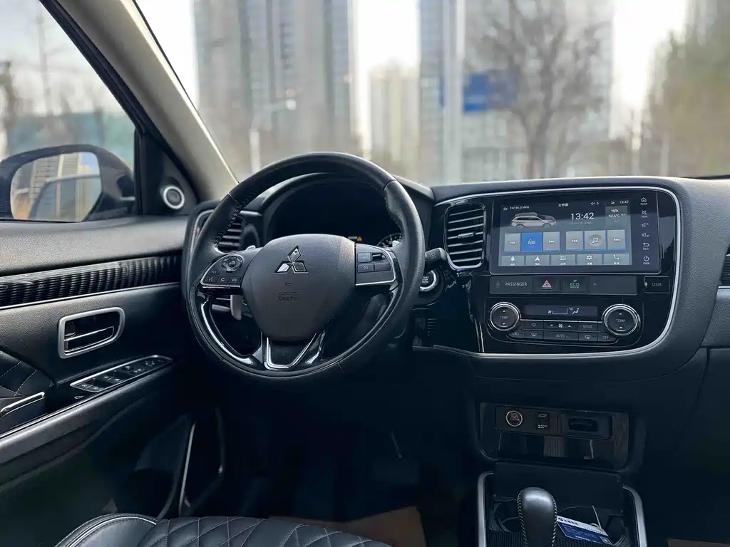 Outlander 2.4 L 4 WD 5-seat
