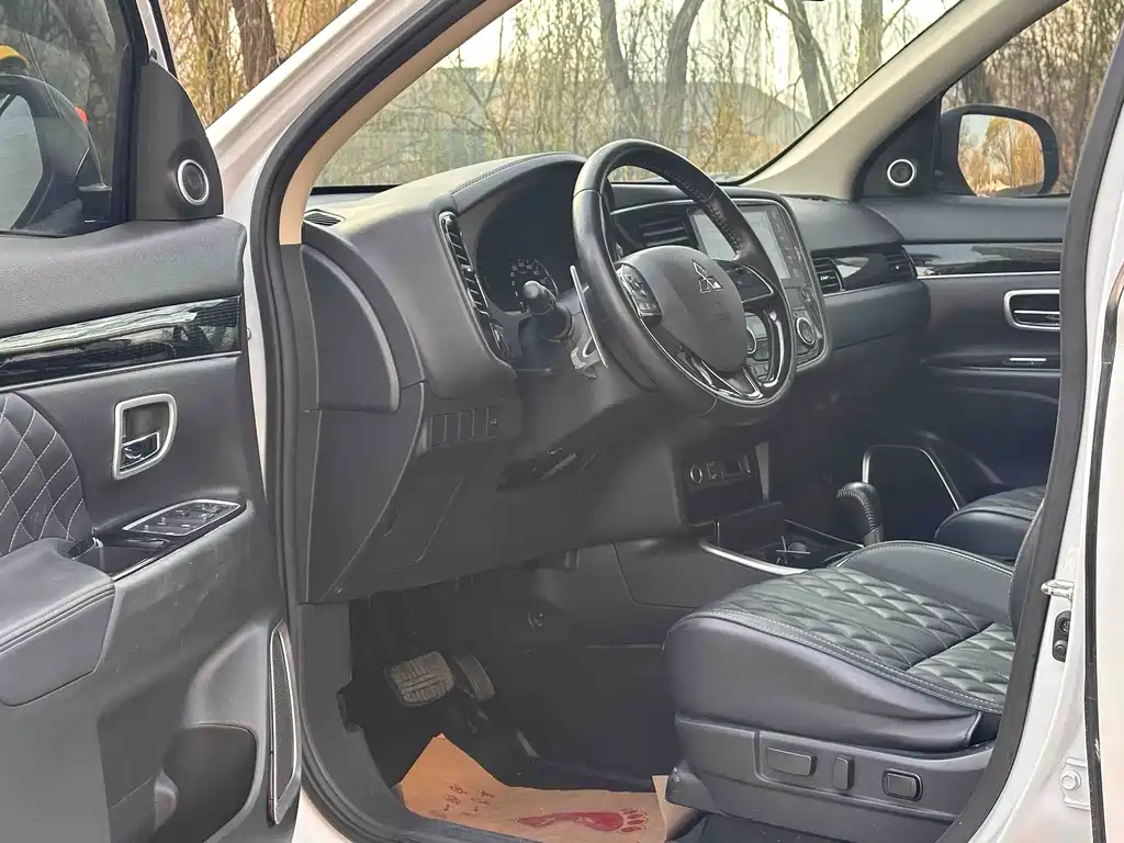Outlander 2.4 L 4 WD 5-seat