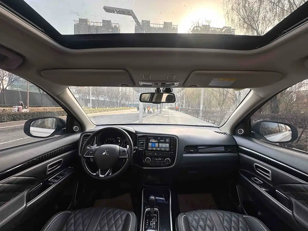 Outlander 2.4 L 4 WD 5-seat