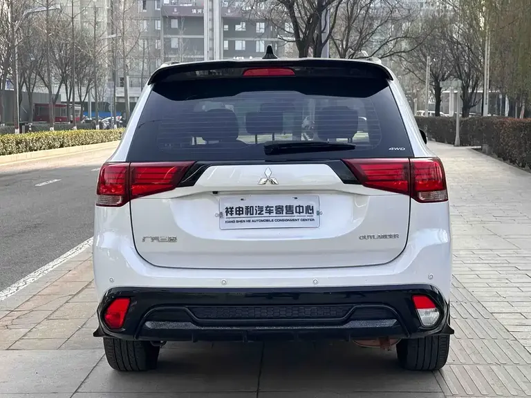 Mitsubishi Outlander 2.4 L 4 WD 5-seat