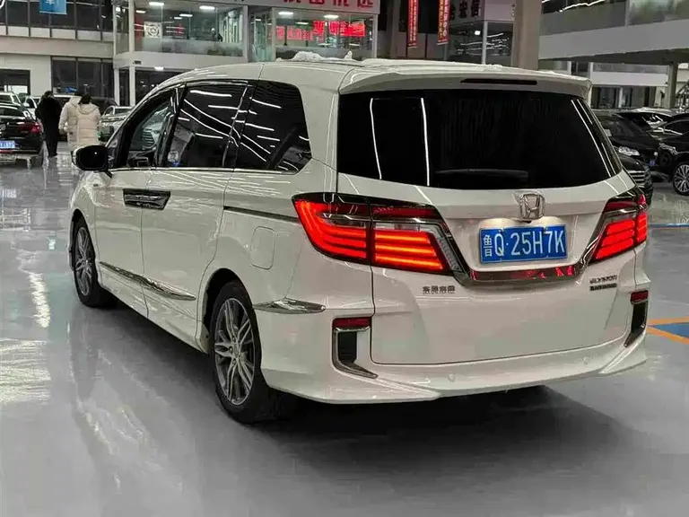 Honda Elysion 2.0 L Hybrid Supreme