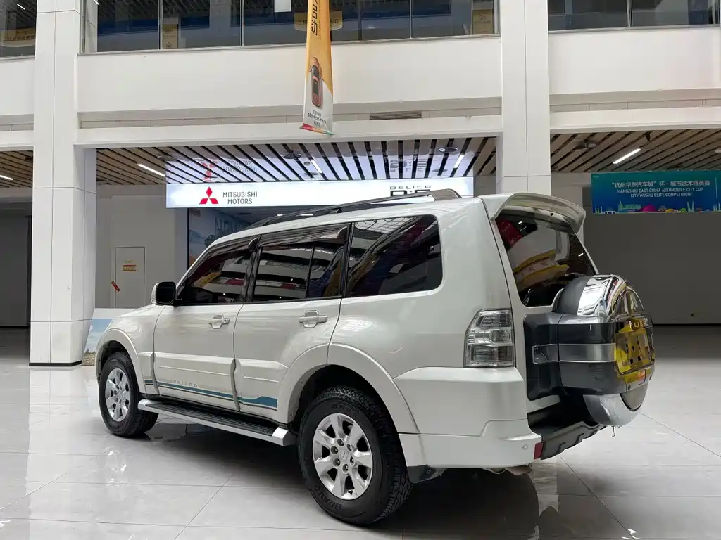 Pajero (Import) 3.0 L Auto Luxury