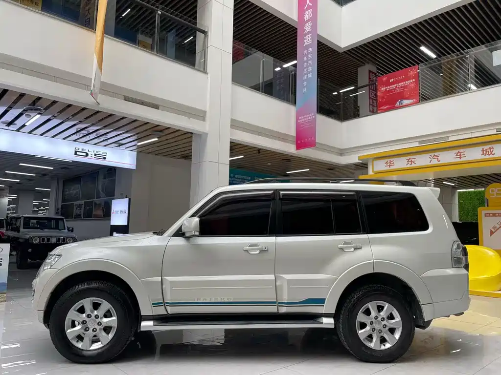 Pajero (Import) 3.0 L Auto Luxury