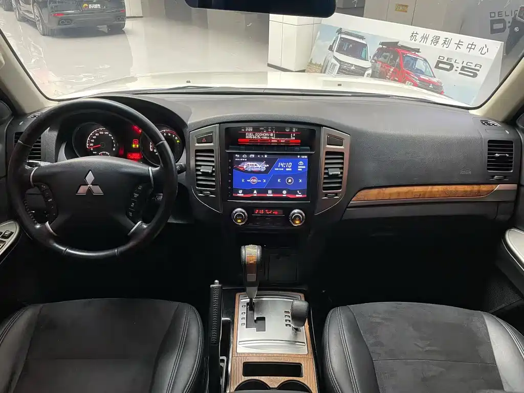 Pajero (Import) 3.0 L Auto Luxury