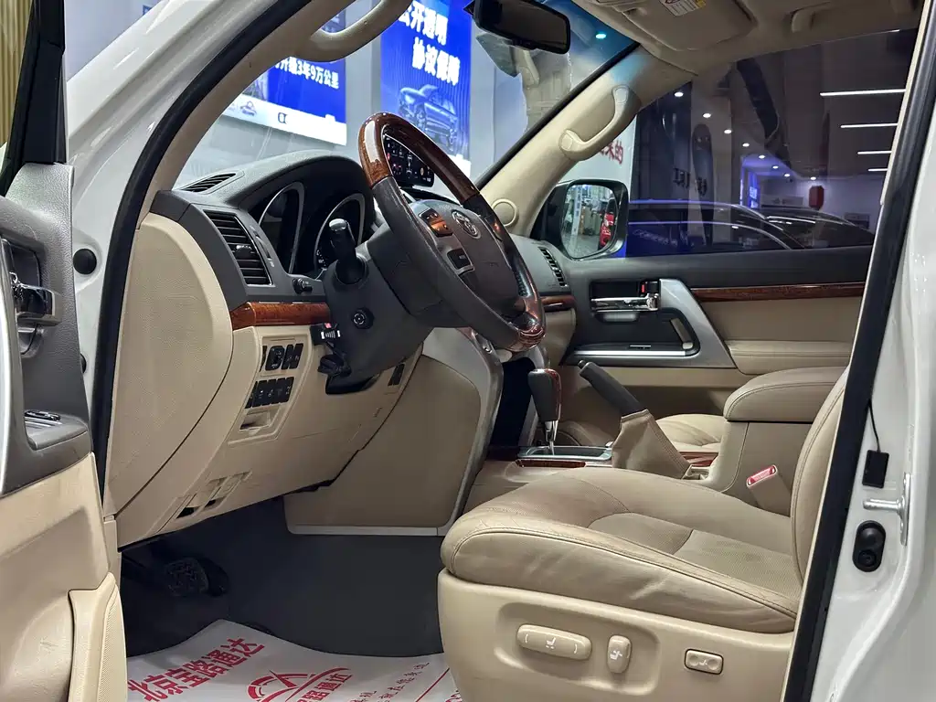 Land Cruiser 4.6 L Auto VX-R