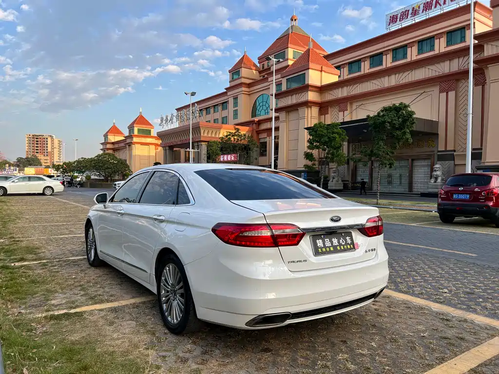 Taurus EcoBoost 245 Luxury