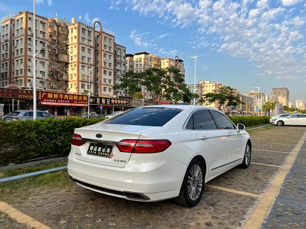Taurus EcoBoost 245 Luxury