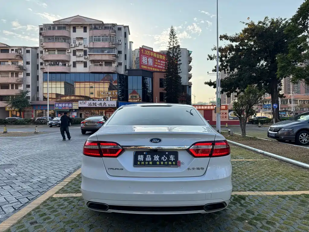 Taurus EcoBoost 245 Luxury
