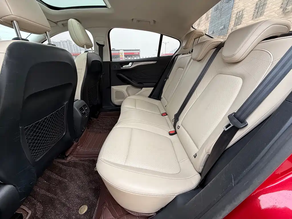 Focus Sedan EcoBoost 180 Auto Sharp Trend
