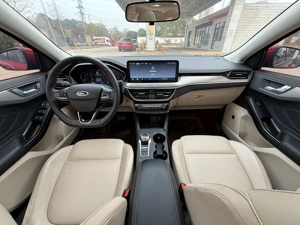 Focus Sedan EcoBoost 180 Auto Sharp Trend