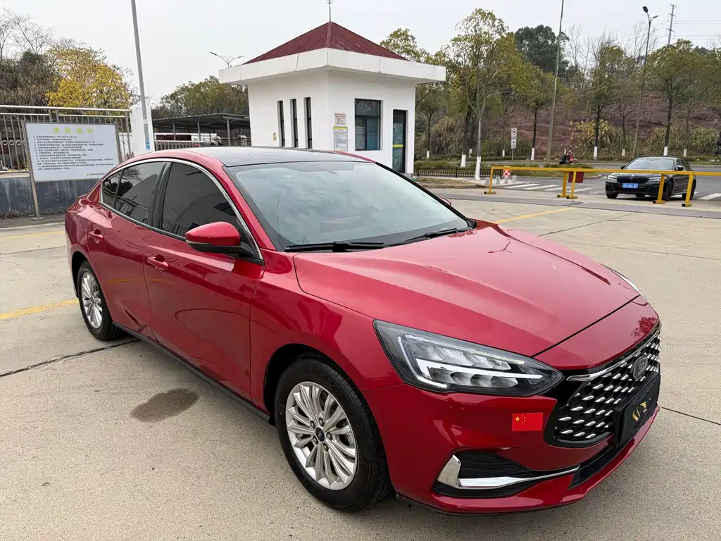 Focus Sedan EcoBoost 180 Auto Sharp Trend