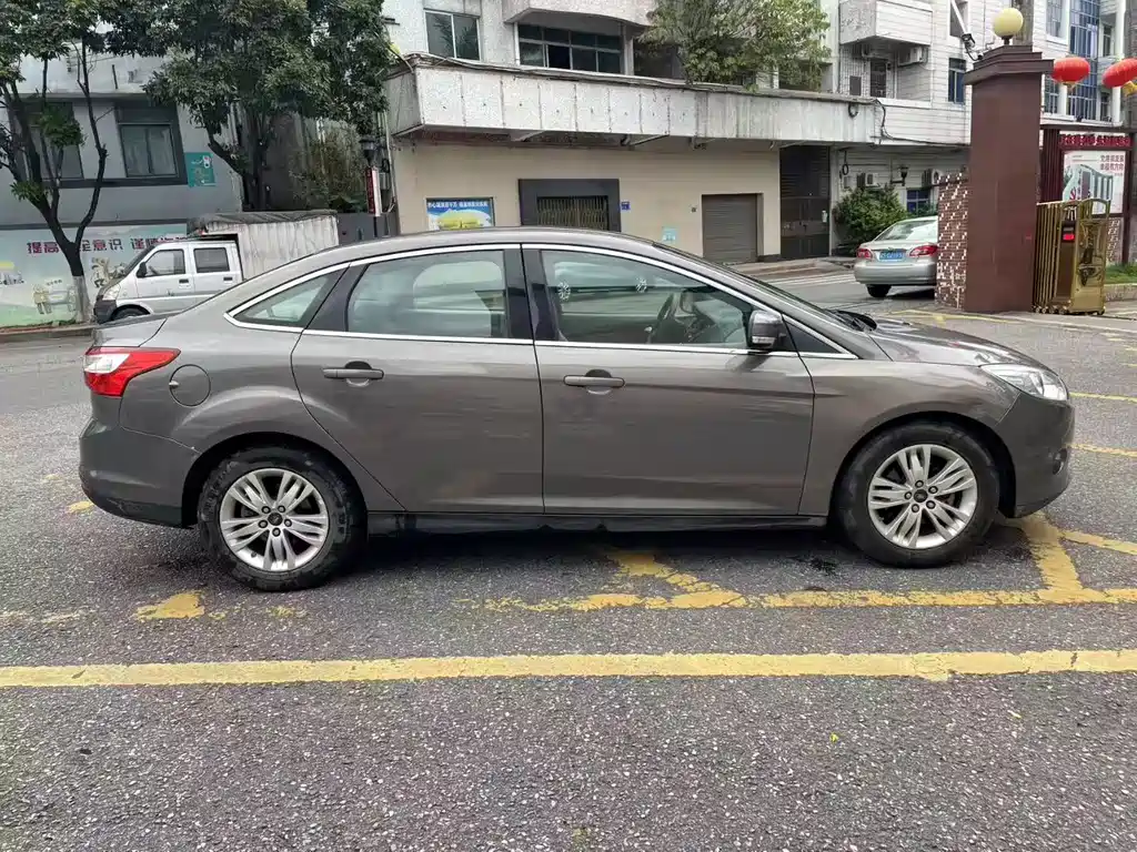 Focus Sedan 1.6 L Auto Comfort