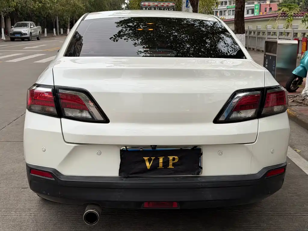 Venucia D60 1.6 L CVT Connected Elite