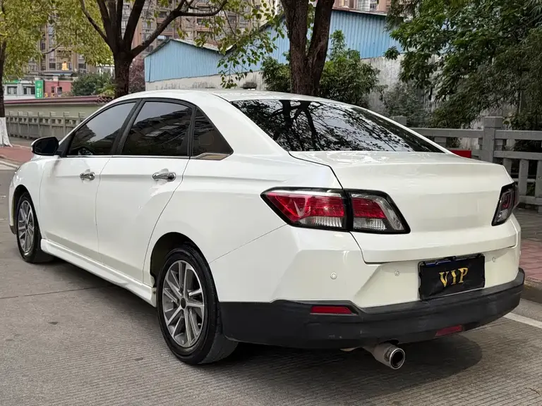 Venucia D60 1.6 L CVT Connected Elite