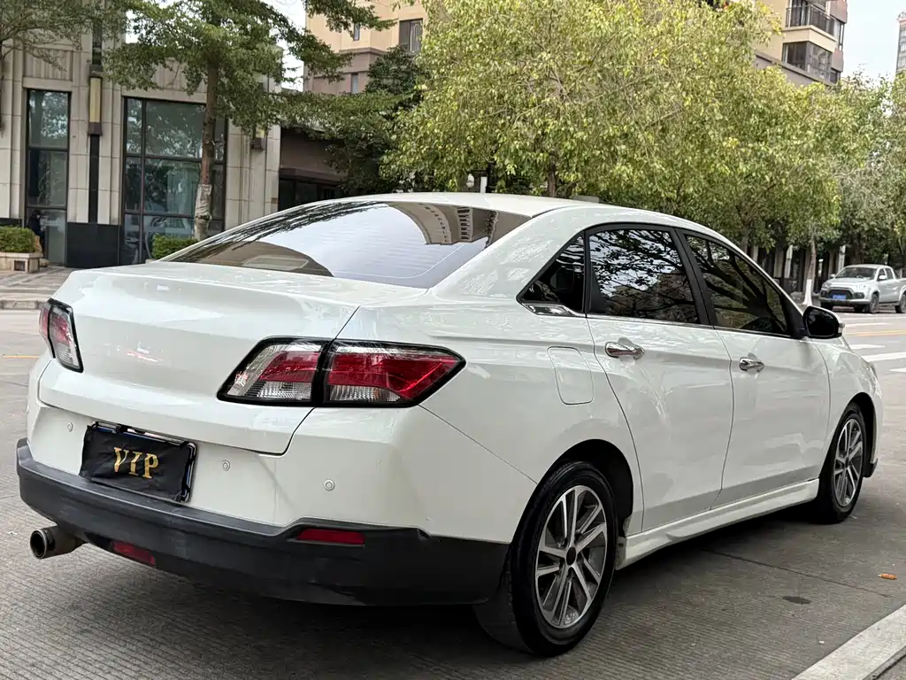 Venucia D60 1.6 L CVT Connected Elite