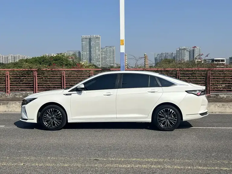 Dongfeng Yixuan MAX 1.5 T Super Dazzle Trend Dad