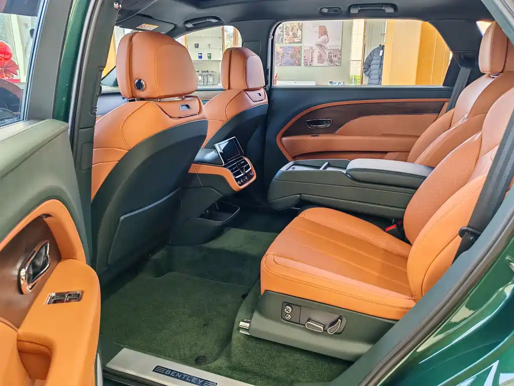 Bentayga 4.0 T V8 LWB Range