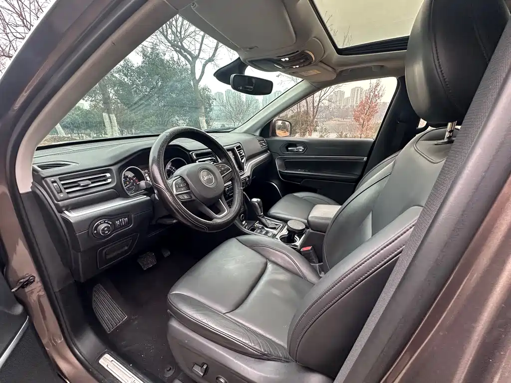 Grand Commander 2.0 T 4 WD Premium Navigation CN-V
