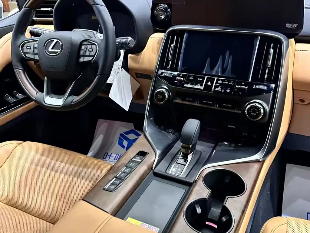 Lexus LX 700 h Territory