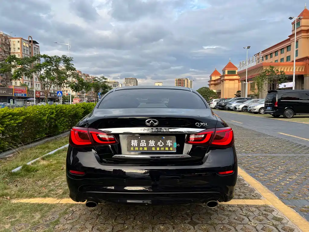 Infiniti Q70 Q70 L 2.5 L Elite