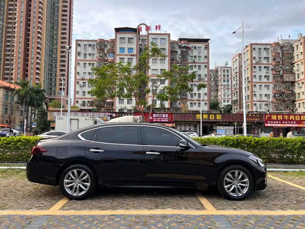 Infiniti Q70 Q70 L 2.5 L Elite