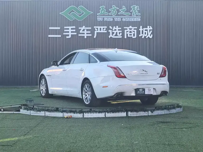 Jaguar XJ XJL 2.0 T 2 WD Graceful Business