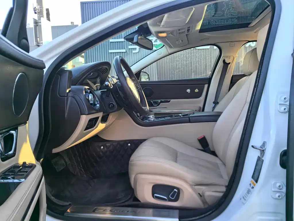 Jaguar XJ XJL 2.0 T 2 WD Graceful Business